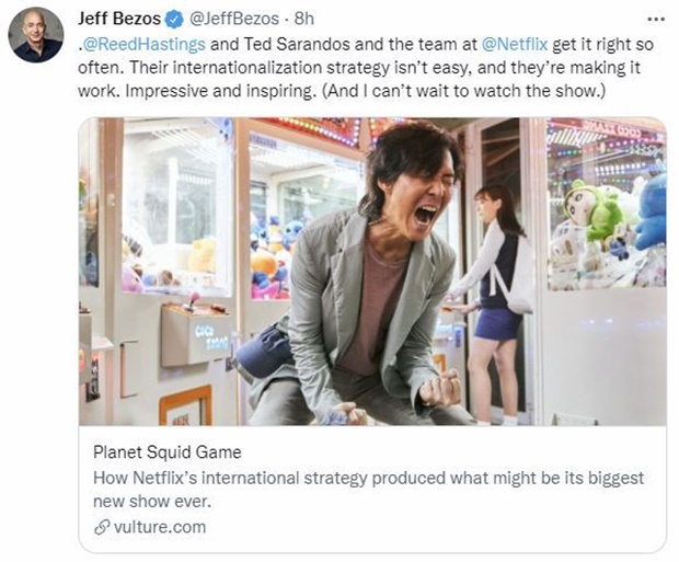 3일 아마존 창업자 제프 베이조스 의장도 “이 드라마를 빨리 보고 싶다. 쉽지 않아 보였던 국제화 전략을 넷플릭스가 잘 해나가고 있다”는 말과 자신의 트위터에 오징어 게임 스틸컷을 올렸다.