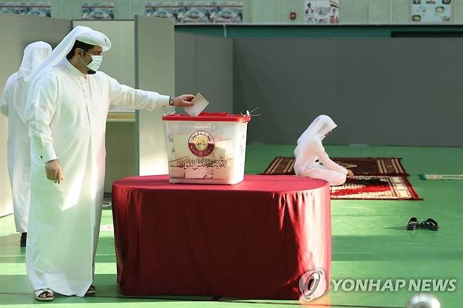 투표하는 카타르 국민들 [AFP=연합뉴스]