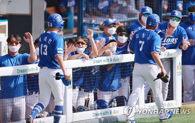 앞서가는 삼성 (서울=연합뉴스) 홍해인 기자 = 3일 오후 서울 잠실야구장에서 열린 2021 프로야구 삼성 라이온즈와 두산 베어스의 경기. 
    1회초 무사 주자 만루에 삼성 오재일의 2타점 적시타 때 홈을 밟은 김상수와 박해민이 더그아웃에서 팀 동료들과 하이파이브를 하고 있다. 2021.10.3 hihong@yna.co.kr