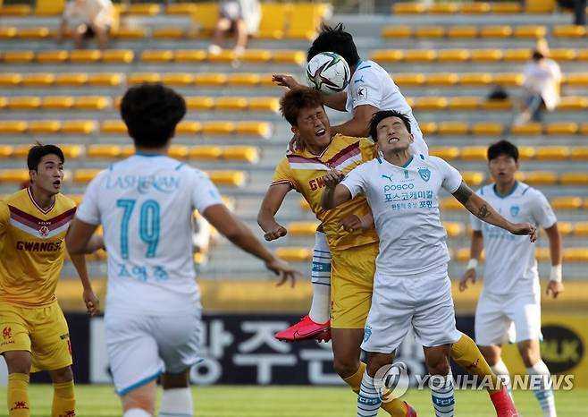 치열한 볼 다툼 (광주=연합뉴스) 조남수 기자 = 3일 광주축구전용구장에서 열린 프로축구 'K리그 1 2021' 광주FC와 포항 스틸러스의 경기 전반전에서 포항과 광주 선수들이 볼 다툼을 하고 있다. 2021.10.3 iso64@yna.co.kr