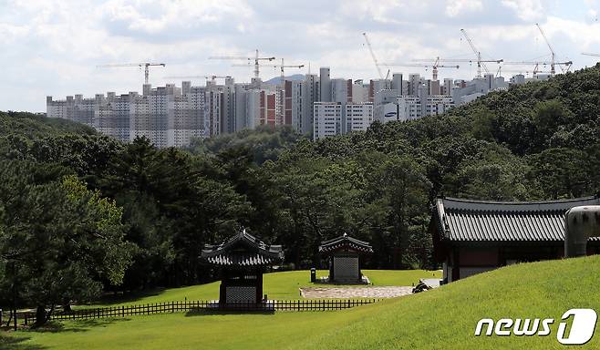 경기도 김포시 풍무동 장릉(사적 제202호)에서 인천 서구 검단신도시에 짓고 있는 아파트 단지가 보이고 있다. © News1 박세연 기자