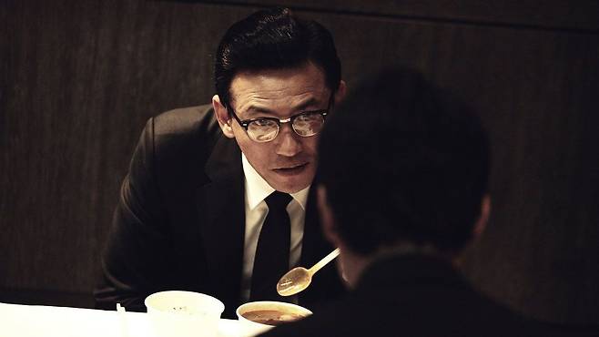 영화 ‘아수라’에서 악덕 시장 박성배를 연기한 배우 황정민.