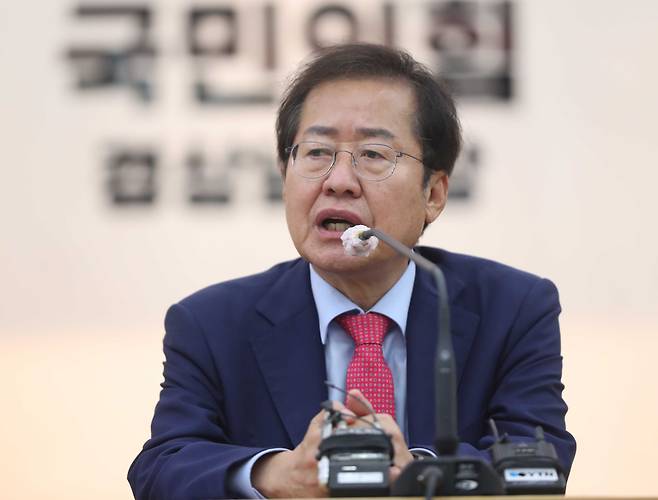 국민의힘 대선 예비후보인 홍준표 의원이 4일 오전 경남 창원시 의창구 경남도당에서 열린 'jp희망캠프 경남선대위 임명장 수여식'에서 발언하고 있다./연합뉴스