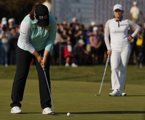 미국여자프로골프(LPGA) 투어 숍라이트 클래식 준우승한 박인비, 고진영 프로가 최종라운드에서 동반 경기하는 모습이다. 사진제공=Getty Image_LPGA