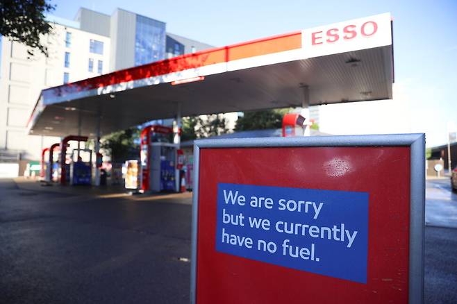 2일(현지시각) 영국 런던에 있는 주유소에 “기름 없음”이라고 쓴 표지판이 서 있다. 런던/AFP 연합뉴스