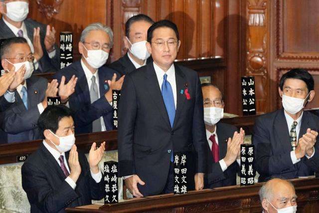 4일 일본 도쿄 중의원에서 실시된 일본 총리 지명 선거에서 과반수를 얻은 기시다 후미오(가운데) 자민당 총재가 축하를 받고 있다. 기시다 총재는 이후 참의원에서 열린 선거에서도 과반수를 얻어 100대 일본 총리로 선출됐다. 도쿄=AP 교도 연합뉴스