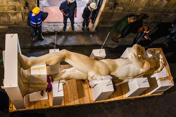 지난 4월 이탈리아 피렌체에서 제작된 5m 크기의 미켈란젤로 다비드상 3D 복제품이 두바이로 운반되고 있다. [AFP=연합뉴스]