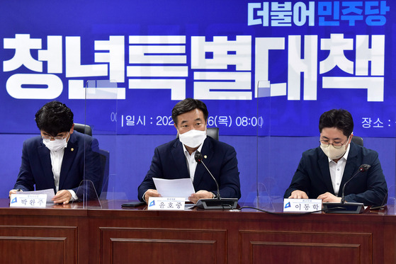 Rep. Yoon Ho-joong, center, floor leader of the ruling Democratic Party, speaks in a consultative meeting with government officials to address the ever-deepening hardships faced by young people in the National Assembly, August 26. [JOINT PRESS CORPS]