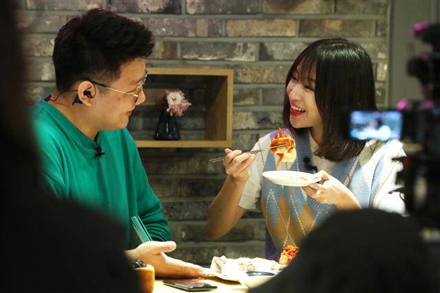 지난달 29일 서울 성수동 ‘언더스탠드에비뉴’의 ‘카페 서울숲’에서 인기 유튜버 ‘쯔양’(오른쪽)이 ‘성동미행(美行) 유튜브 라이브’를 통해 성동구의 소문난 맛집 음식들을 맛보고 있다.성동구 제공