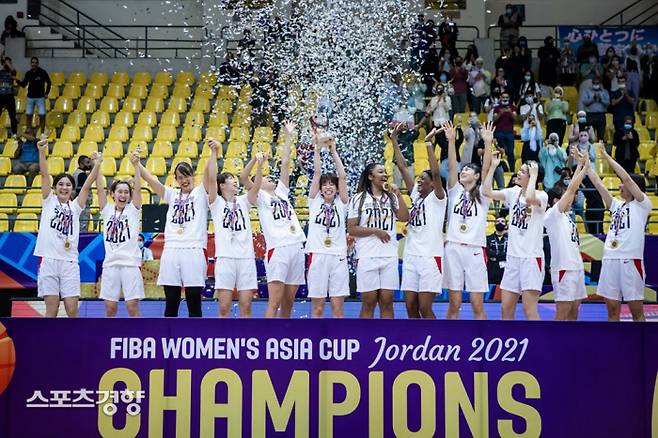 지난 3일 열린 FIBA 여자농구 아시아컵 결승에서 중국을 꺾고 우승을 차지한 일본 선수들이 시상식에서 우승 트로피를 들고 환호하고 있다. FIBA 제공
