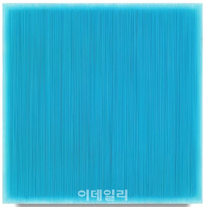 사본 -김현식의 ‘누가 YJ 컬러를 좋아하나 L, B’(2021·54×54×7㎝). 작가 작품의 진가는 정면에서 마주볼 때 드러난다. 수없이 그어진 선과 선 사이 바닥을 가늠키 어려운 ‘아득한 공간’이 들여다보여서다. 작품마다 규모만 다를 뿐 레진을 붓고 선을 긋고 색을 칠하기를 세트처럼 10여차례 반복하는 ‘노동의 작업’은 다르지 않다(사진=학고재갤러리).