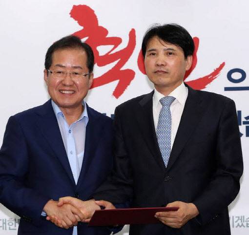 홍준표 국민의힘 의원이 2017년 8월 14일 자유한국당 대표 당시 서울 여의도 당사에서 열린 혁신위원·당대표 특보단 임명장 수여식에서 제성호 교수에게 통일외교특보 임명장을 수여했다. (사진=뉴스1)