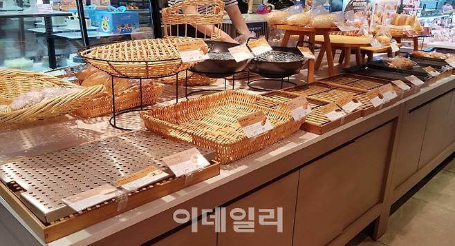 ▲지난 1일 서울 시내 한 파리바게뜨 가맹점 모습. 매대 곳곳에 빈자리가 눈에 띈다.(사진=김범준 기자)