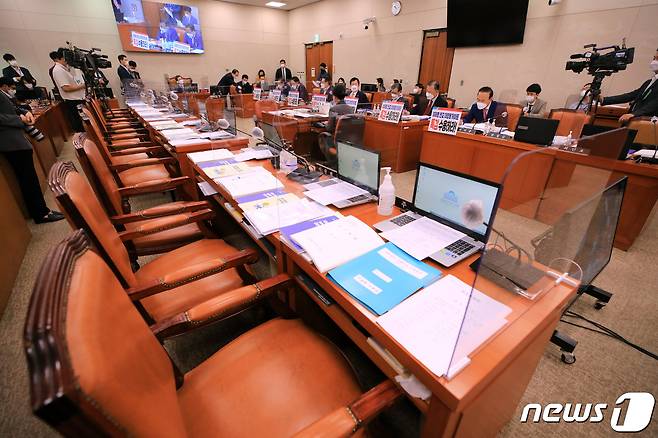 5일 오전 서울 여의도 국회에서 열린 농림축산식품해양수산위원회의 농림축산식품부에 대한 국정감사에서 더불어민주당 의원들의 자리가 비어 있다. 민주당은 국정감사장에서 국민의힘 의원들의 '대장동 게이트 특검 수용 촉구' 피켓설치에 항의하는 차원에서 불참한 것으로 알려졌다. 2021.10.5/뉴스1 © News1 구윤성 기자