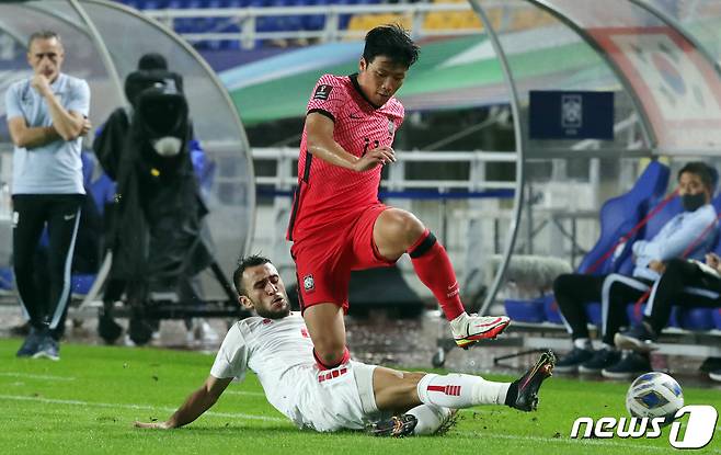 7일 오후 경기도 수원월드컵경기장에서 열린 2022 국제축구연맹(FIFA) 카타르 월드컵 아시아지역 최종예선 A조 대한민국과 레바논의 경기, 대한민국 황희찬이 태클을 피하고 있다. 2021.9.7/뉴스1 © News1 김명섭 기자