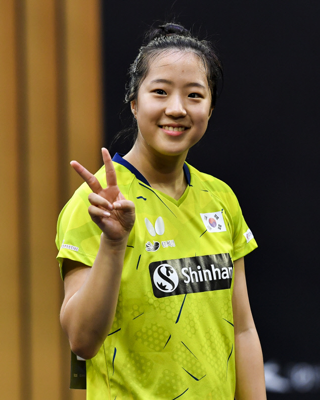 신유빈이 지난 3일 여자단식 8강전에서 세계 95위인 홍콩의 주청주(24)에 3-2(11-9, 11-8, 8-11, 6-11, 11-3)로 승리한 뒤 미소를 짓고 있다. 도하|신화 연합뉴스