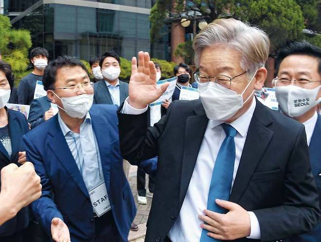 더불어민주당 대선 주자인 이재명 경기지사가 4일 서울 중구 커뮤니티하우스 마실에서 서울 지역 공약을 발표하기에 앞서 지지자들에게 손을 흔들며 인사하고 있다. 이 지사는 이날 ‘대장동 의혹’에 대해 “과거 제가 지휘하던 직원이 불미스러운 일에 연루돼 매우 안타깝게 생각한다”고 했다. /뉴시스