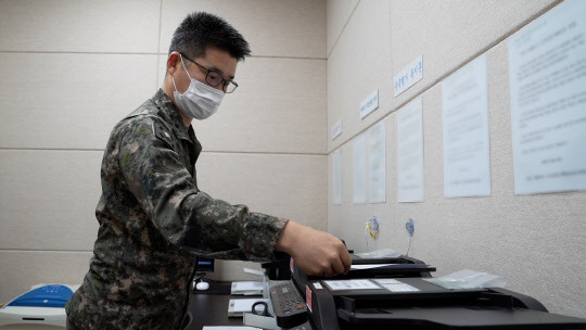 4일 북한이 한미연합훈련에 반발하며 일방적으로 단절했던 남북통신연락선을 복원했다. 사진은 군 관계자가 남북 군 통신선으로 팩스 송수신을 하는 모습. 국방부 제공