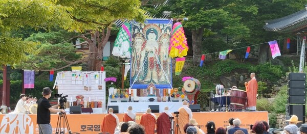 지난 10월3일 강화도 전등사 경내에서 ‘호국영령을 위한 위령제-영산대재’가 열렸다. 사진 김경애 기자