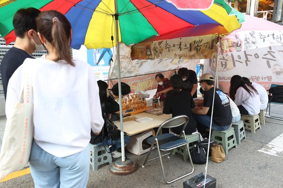 서울 종로구 대학로의 한 뽑기 가게에서 시민들이 뽑기를 즐기고 있다. 연합뉴스