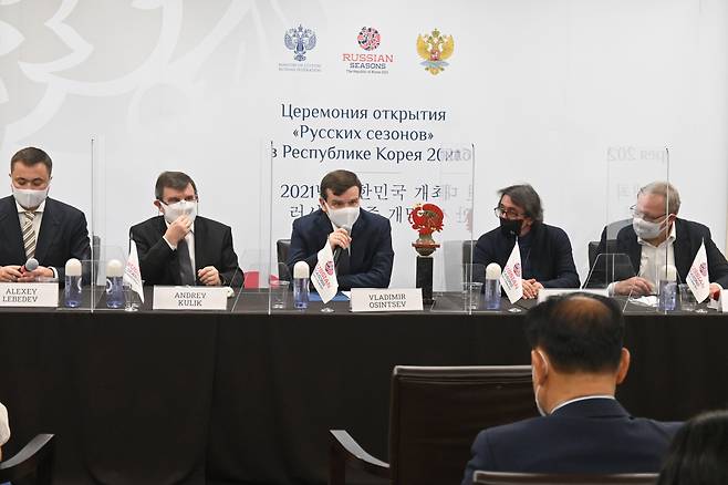 From left: Russian Seasons director Alexei Lebedev, Russian Ambassador to Korea Andrey Kulik, Russian Vice Minister of Culture Vladimir Osintev, the Moscow Soloists Chamber Orchestra’s artistic director Yuir Bashmet, and Semyon Mikhailovsky, rector of the Ilya Repin St. Petersburg Academy, attend a press conference for the Russian Seasons at Seoul Arts Center on Saturday. (Sanjay Kumar/The Korea Herald)