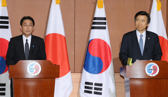 Former Japanese Foreign Minister Fumio Kishida, left, holds a press conference after meeting with his counterpart Yun Byung-se to address the wartime sexual slavery issue in 2015. Kishida was elected prime minister in Japan last week.  [SHIN IN-SEOP]