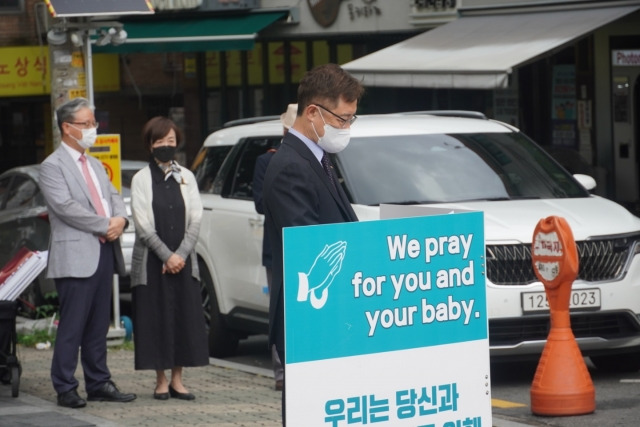 최재형 전 감사원장이 지난달 25일 서울 지하철 2호선 홍대입구역 앞에서 열린 ‘태아 생명 보호를 위한 40일 기도 캠페인’에서 1인 시위를 벌이고 있다.    성산생명윤리연구소 제공