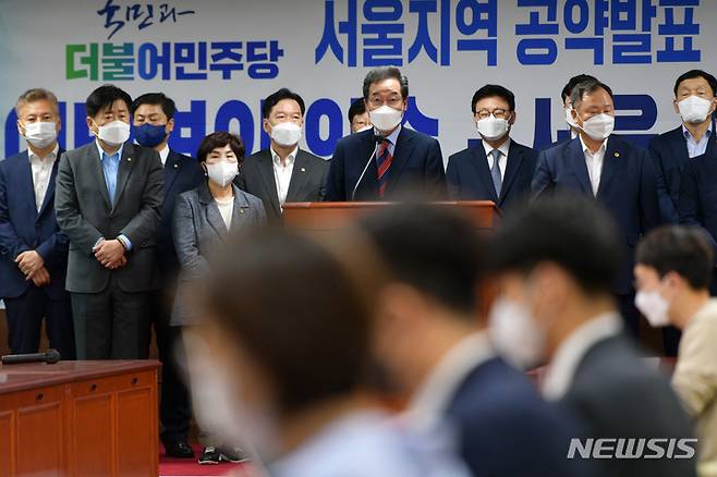 [서울=뉴시스] 국회사진기자단 = 이낙연 더불어민주당 대선경선 후보가 5일 서울시 중구 서울시의회 의원회관에서 서울지역 공약발표를 하고 있다. 2021.10.05. photo@newsis.com