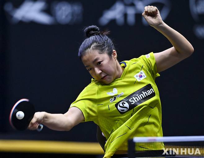 [도하=신화/뉴시스] 신유빈이 4일(현지시간) 카타르 도하에서 열린 2021 ITTF-ATTU 아시아탁구 선수권 대회 여자 단식 결승전 하야타 히나(일본)와 경기하고 있다. 신유빈은 하야타에게 세트스코어 1-3(11-7 4-11 8-11 4-11)으로 패해 은메달을 목에 걸었다. 2021.10.05.