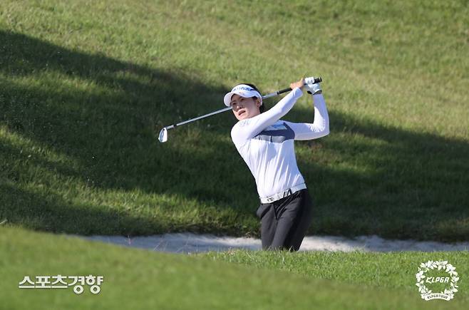 KLPGA 올시즌 6승을 거둔 ‘대세’ 박민지가 KLPGA 시즌 마지막 메이저 대회 제21회 하이트 진로 챔피언십에 출전한다. 지난주 하나금융그룹 챔피언십에서 페어웨이 벙커샷을 하고 있는 박민지. ㅣKLPGA 제공