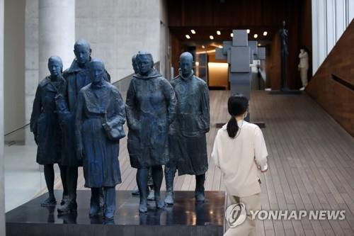 (서울=연합뉴스) 박동주 기자 = 5일 오전 서울 리움미술관에서 열린 '리움미술관 재개관 프레스 프리뷰'에서 공개된 기획전 '인간, 일곱 개의 질문' 도입부에 전시된 조지 시걸의 러시 아워. 2021.10.5