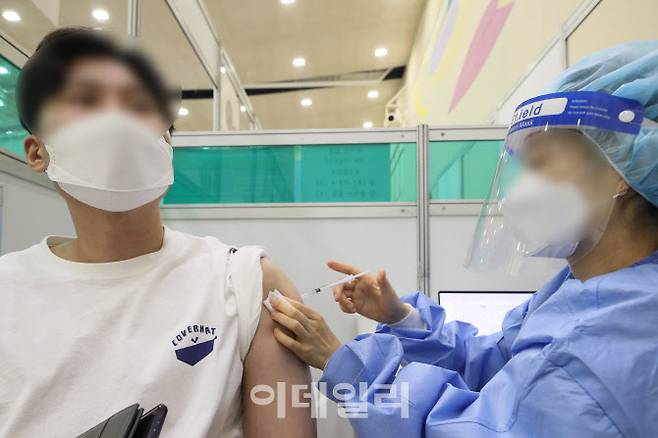 코로나19 예방 백신 접종자가 누적 2000만명을 돌파하며 1차 예방 접종에 전 국민 39%가 참여한 3일 오전 서울 한 예방접종센터에서 한 시민이 백신을 맞고 있다.(사진=이영훈 기자)