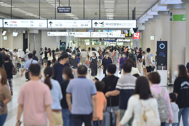 연휴 마지막 날인 4일 오전 제주국제공항 출발층이 여행객들로 붐비고 있다. /연합뉴스