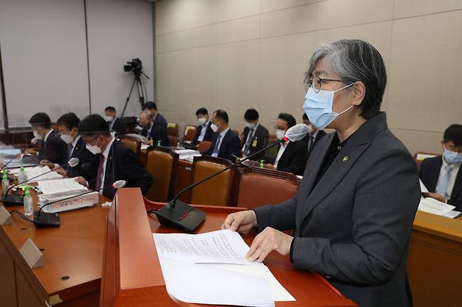 정은경 질병관리청장이 6일 오전 국회에서 열린 보건복지위원회 국정감사에 출석, 업무보고를 하고 있다. /국회사진기자단