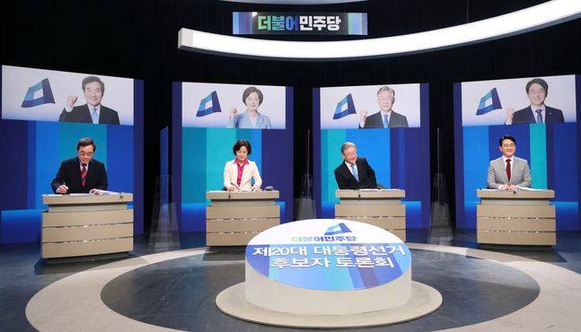 더불어민주당 대선 경선 후보인 이낙연(왼쪽부터), 추미애, 이재명, 박용진 후보가 5일 경기 부천시 OBS경인TV에서 열린 더불어민주당 제20대 대통령선거 후보자 방송토론을 준비하고 있다. ⓒ국회사진취재단