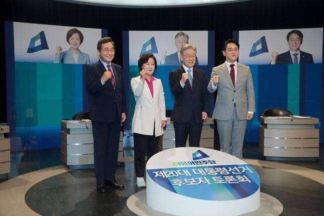 더불어민주당 대선 경선 후보인 이낙연(왼쪽부터), 추미애, 이재명, 박용진 후보가 5일 경기 부천시 OBS경인TV에서 열린 더불어민주당 제20대 대통령선거 후보자 방송토론회에 앞서 포즈를 취하고 있다. ⓒ국회사진취재단