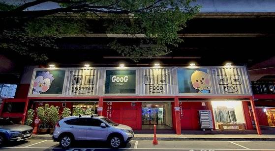 비콘 그라운드 옆 모습. 고가다리 아래 컨테이너가 설치됐다. 손민호 기자