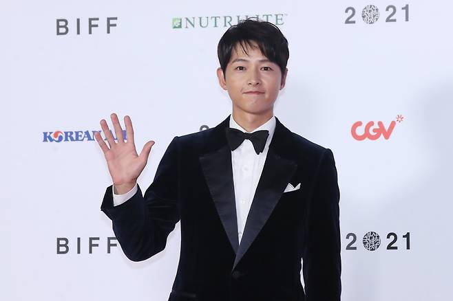 Hallyu star Song Joong-ki poses before entering the Busan Cinema Center to host the 26th Busan International Film Festival’s opening ceremony on Wednesday night. (Yonhap)