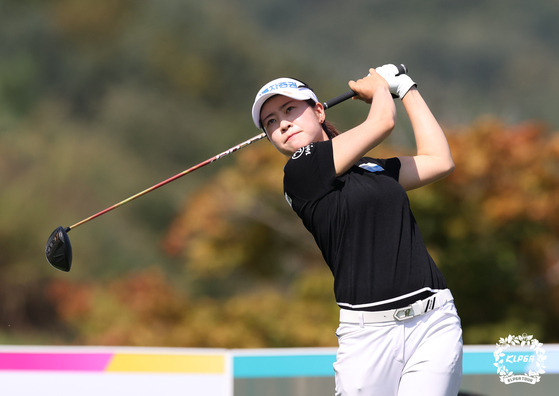 Park Min-ji tees off at the Hana Financial Group Championship on Oct. 1 at Pocheon Adonis Country Club in Pocheon, Gyeonggi. [KLPGA]