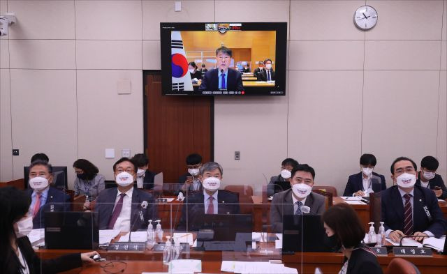 장하성 주중 한국대사가 6일 국회에서 열린 외교통일위원회 주중국 대사관, 주일본 대사관 국정감사에서 화상으로 업무보고를 하고 있다. 연합뉴스