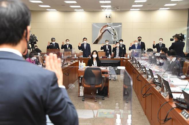 한상혁 방송통신위원회 위원장이 5일 서울 여의도 국회 과학기술정보방송통신위원회에서 열린 국정감사에서 선서하고 있다. /사진=뉴시스(공동취재사진)