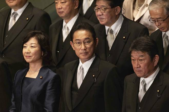 기시다 후미오(岸田文雄·앞줄 가운데) 일본 총리. [AP]