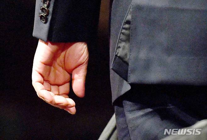 [서울=뉴시스] 국회사진기자단 = 5일 서울 여의도 한국방송공사 스튜디오에서 열린 제6차 방송토론회에 참석한 윤석열 국민의힘 대선 예비후보의 왼쪽 손바닥에 논란이 됐던 '왕(王)'자가 지워져 있다. 2021.10.05. photo@newsis.com