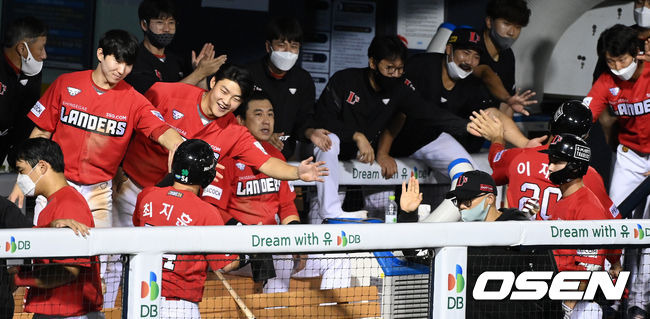 [OSEN=잠실, 이대선 기자] 6일 오후 서울 잠실야구장에서 ’2021 신한은행 SOL KBO 리그' LG 트윈스와 SSG 랜더스의 더블헤더 2차전 경기가 열렸다.8회초 2사 1,2루에서 SSG 오태곤의 2타점 적시 2루타 때 홈을 밟은 이재원과 최지훈이 더그아웃에서 동료들의 축하를 받고 있다. 2021.10.06 /sunday@osen.co.kr