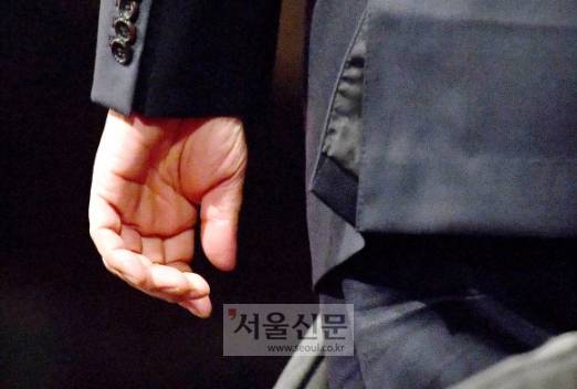 5일 오후 서울 여의도 한국방송공사(KBS) 스튜디오에서 열린 제6차 방송토론회에 참석한 윤석열 국민의힘 대선 경선 후보의 왼쪽 손바닥 모습. 2021.10.5 박지환 기자 popocar@seoul.co.kr