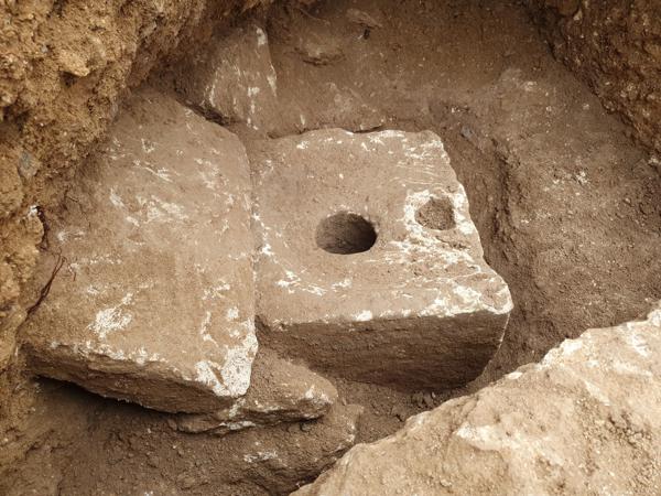 이스라엘 예루살렘에서 발견된 2700년 전 화장실 변기 흔적. AP 연합뉴스