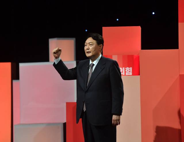 윤석열 국민의힘 대선 예비 후보가 5일 오후 서울 여의도 한국방송공사 스튜디오에서 열린 제6차 방송토론회에서 인사말을 하고 있다./권욱 기자