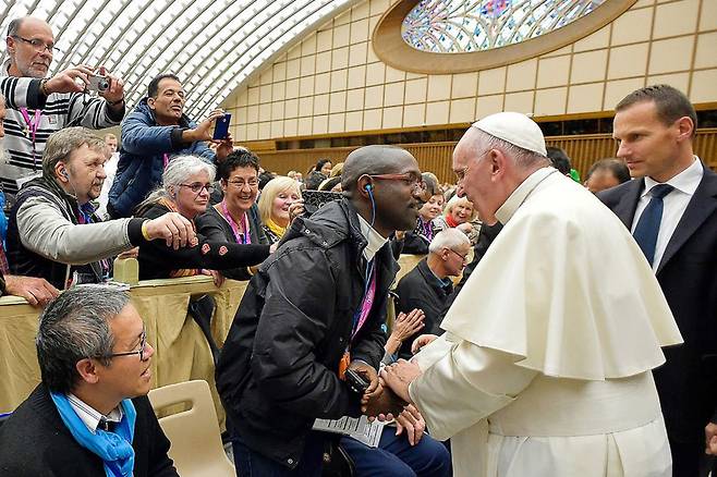 2016년 11월 프란치스코 교황과 인사하는 에마뉘엘 아바이셍가(왼쪽). ⓒVatican Media