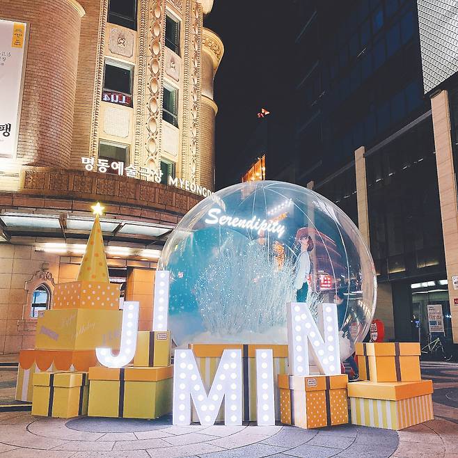 10월 첫눈·지민 거리 이은 방탄소년단 지민 꽃벽 가든..3년째 월클 생일 이벤트 '아름다운 지민처럼'