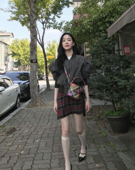 Lee Yu-bi released a recent photo on his SNS on the 6th.Lee Yu-bi in the photo is walking down the street wearing a patterned bag like a checkered skirt, especially his relaxed feel and glowing look.The netizens who saw this showed various reactions such as Is not it a walking doll?, It is so beautiful and It looks good in clothes.Meanwhile, Lee Yu-bi is currently appearing in the Teabing original Yumis Cells.